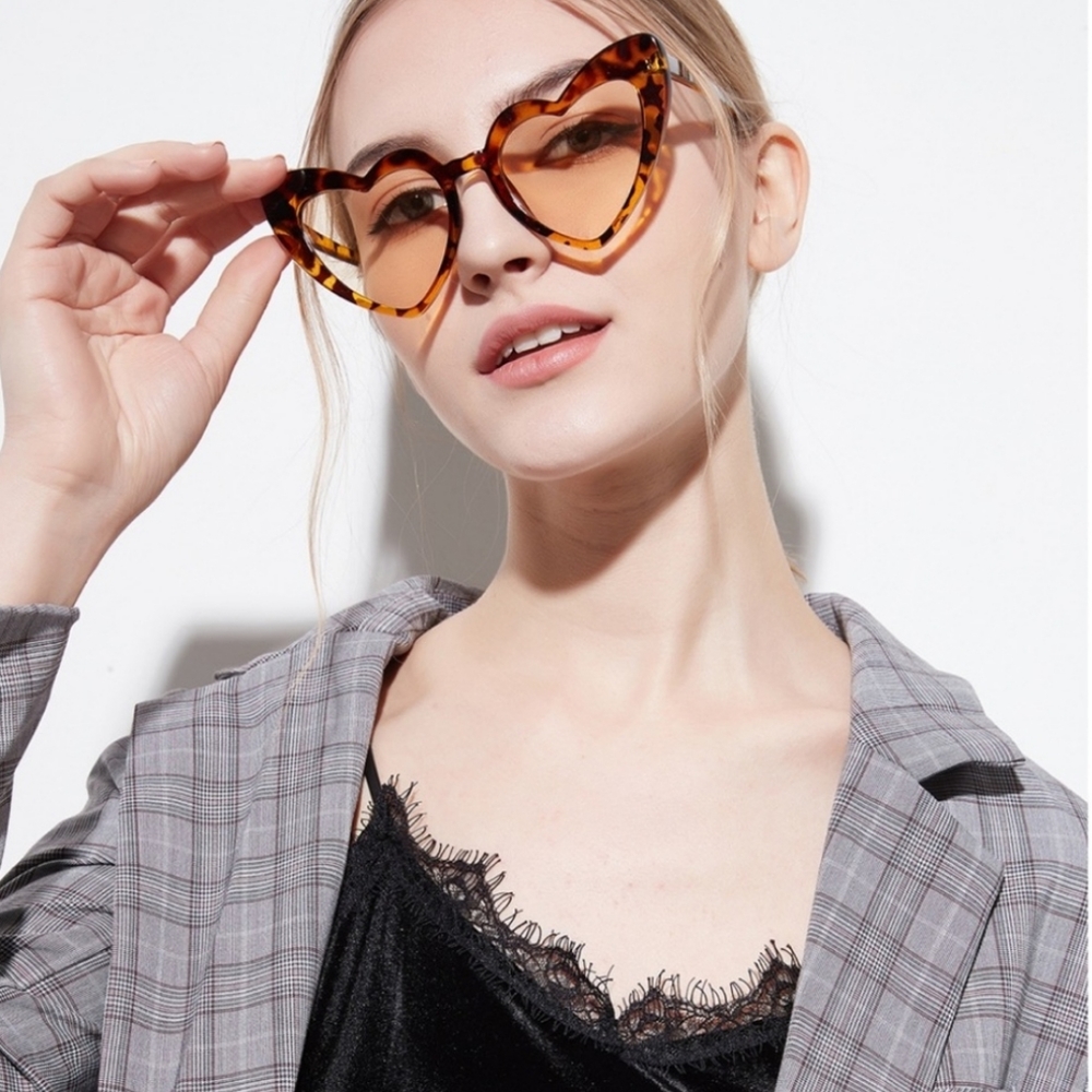 Black Heart Shaped Cat Eye Sunglasses Valentine's Day Valentine Hearts - Picture 3 of 3